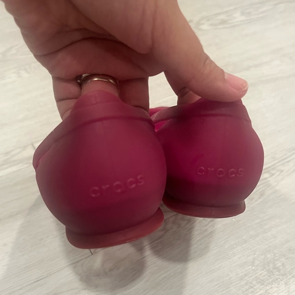 Women’s pointed toe Crocs flats - Picture 4 of 5